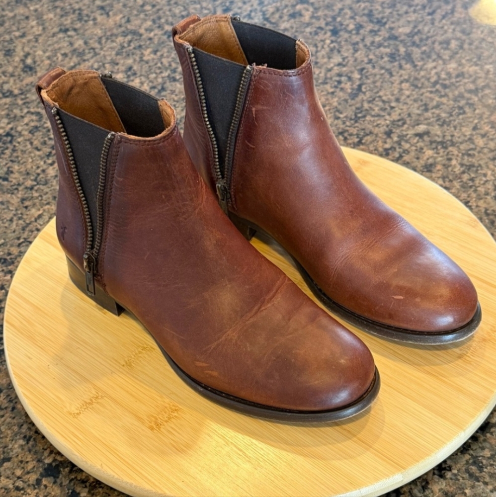 Frye Carly Zip Leather Chelsea Ankle Boots 71364 Slip On Double Zip Cogn…